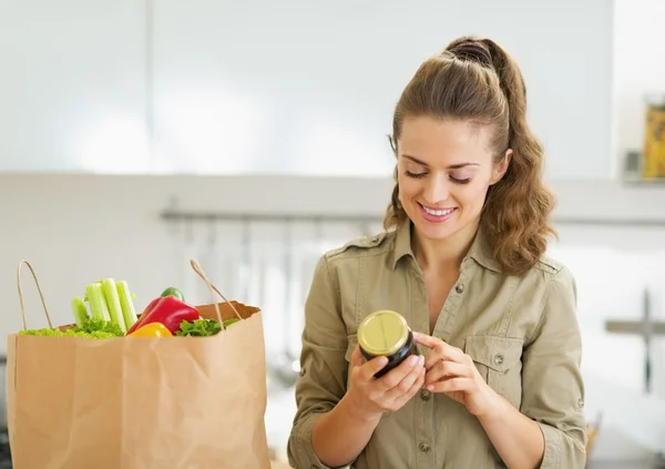 Huisvrouw met shopping zak vol met groenten — Stockfoto