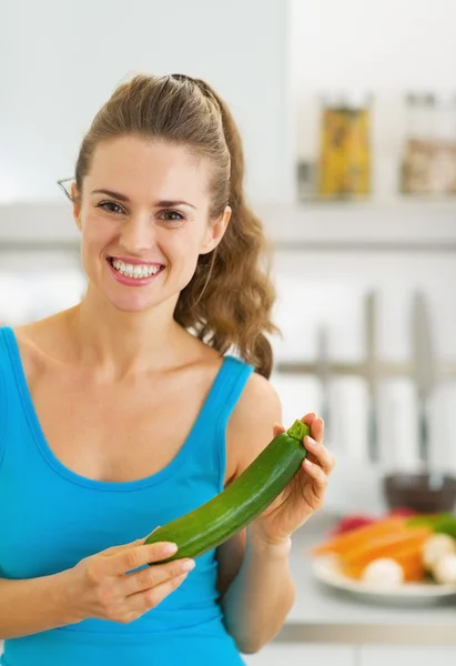 Joyeux jeune femme avec des courgettes fraîches — Photo