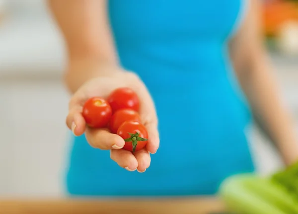 Primer plano del tomate cherry en la mano de la mujer — Foto de Stock