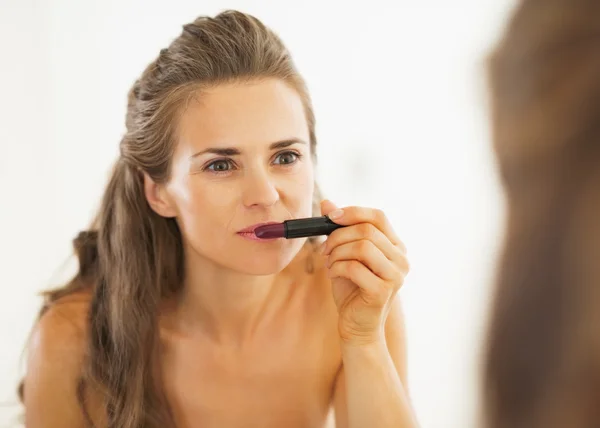 Vrouw met behulp van lippenstift — Stockfoto