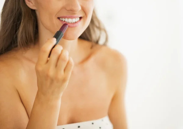 Vrouw met behulp van lippenstift — Stockfoto