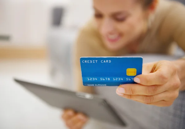 Frau mit Kreditkarte — Stockfoto