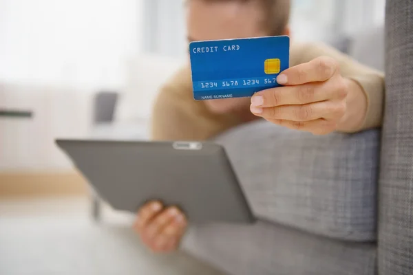 Femme avec carte de crédit — Photo