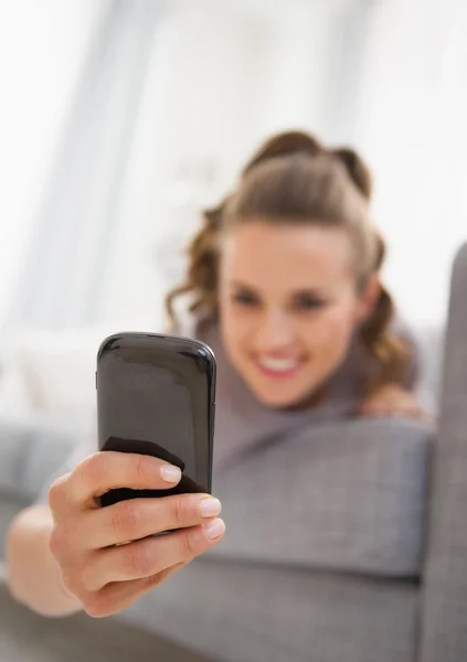 Close-up op mobiele telefoon in de hand van jonge vrouw leest sms — Stockfoto