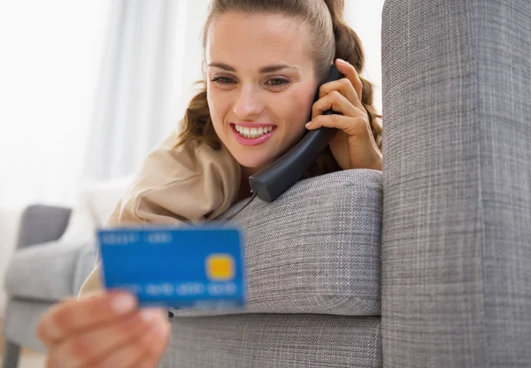 Женщина с кредитной картой — стоковое фото