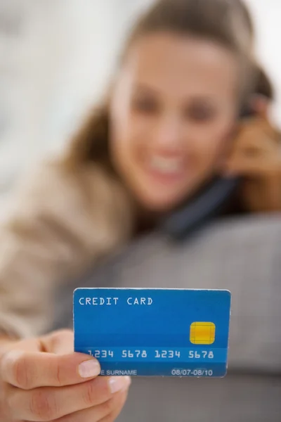 Woman with credit card — Stock Photo, Image