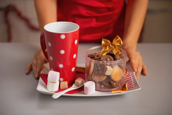 Primer plano en el plato con galletas de Navidad y taza de chocolate caliente — Foto de Stock