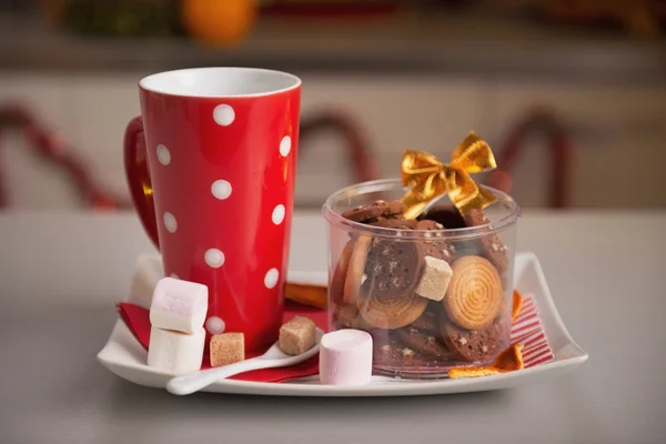 Primer plano en el plato con galletas de Navidad y taza de chocolate caliente — Foto de Stock