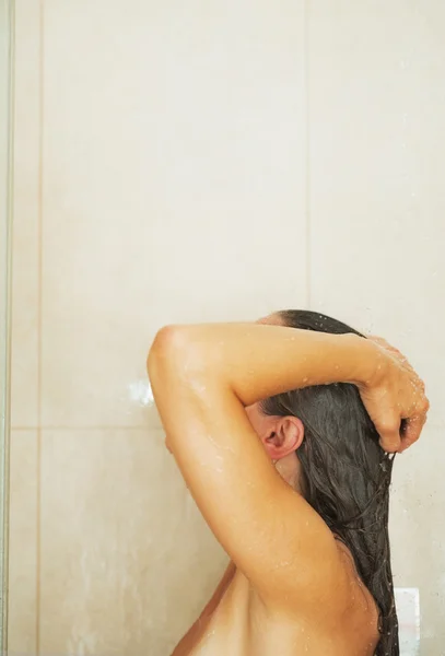 Frau unter der Dusche — Stockfoto