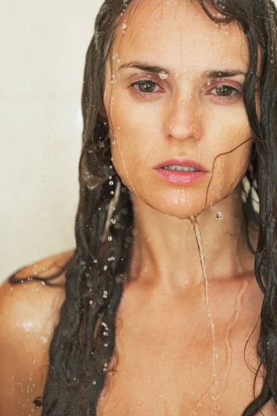 Kvinna i duschen — Stockfoto