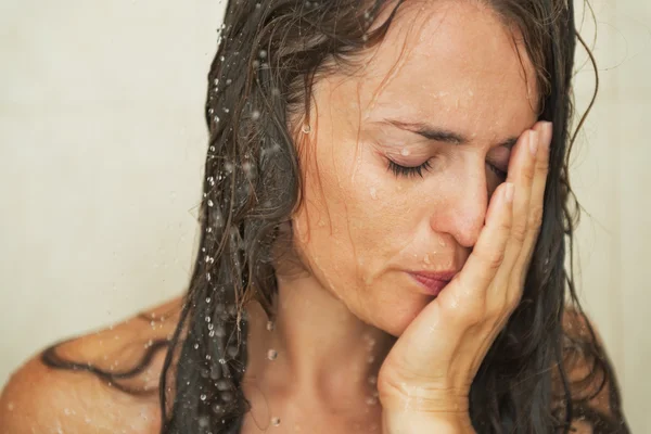 Vrouw in douche — Stockfoto