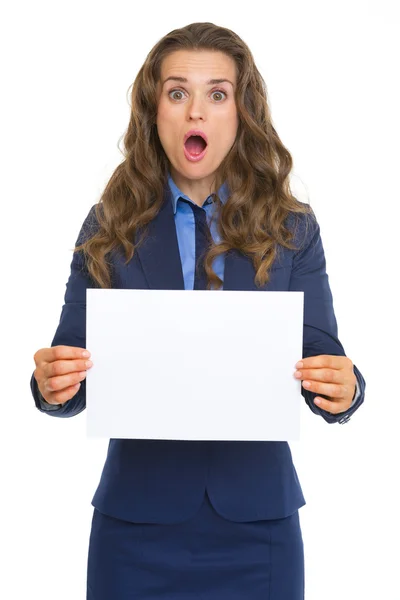 Mulher mostrando folha de papel em branco — Fotografia de Stock