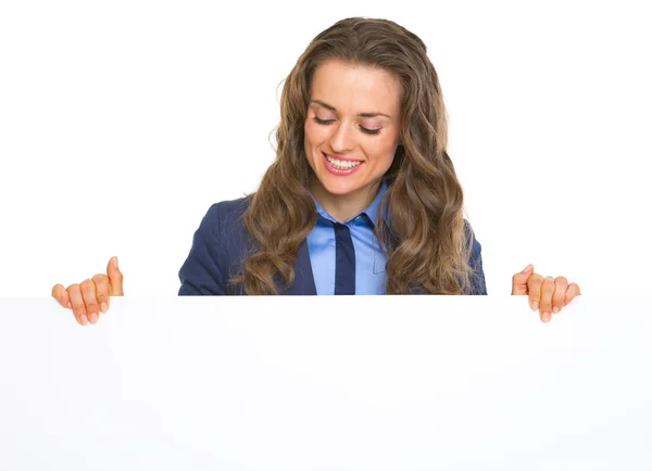 Üzleti nő mutatja üres billboard — Stock Fotó