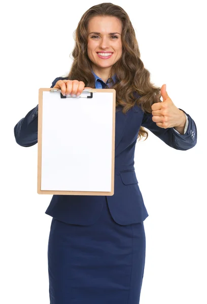 Feliz mujer de negocios mostrando portapapeles en blanco y pulgares hacia arriba —  Fotos de Stock