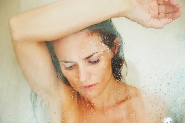 Vrouw nemen douche — Stockfoto