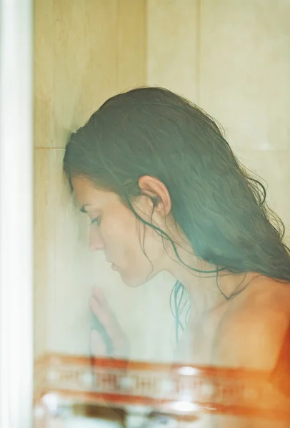 Vrouw nemen douche — Stockfoto