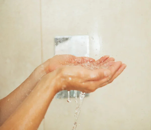 特写镜头捕捉水的女人手上滴眼液在淋浴间 — 图库照片
