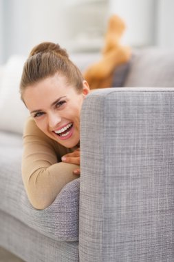 Kanepede oturan kadın.