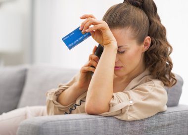 kredi kartı ve telefon ile kadın