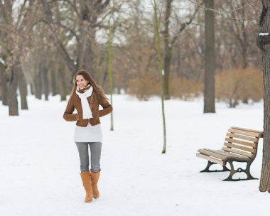 kadın kış açık havada