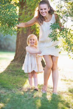 mutlu anne ve bebek tree yakınındaki portresi