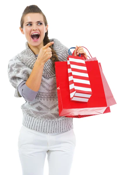 Mujer en suéter con bolsa de compras — Foto de Stock