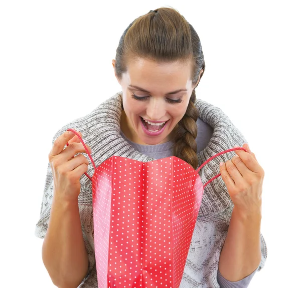 Mulher de camisola com saco de compras — Fotografia de Stock