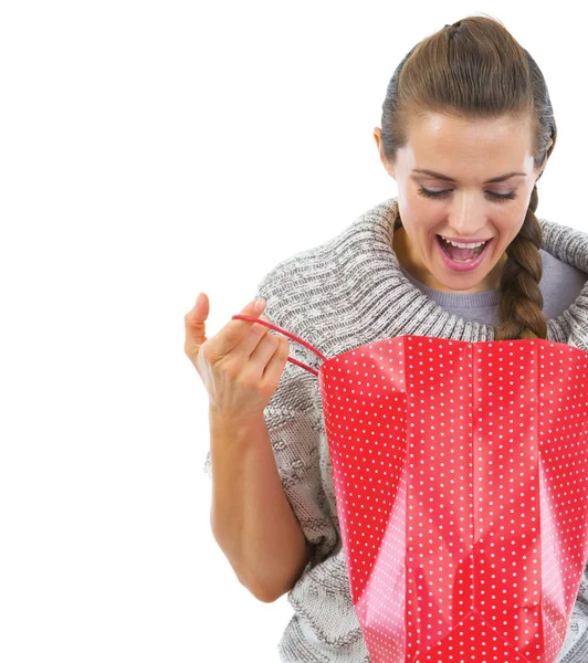 Mujer en suéter con bolsa de compras — Foto de Stock