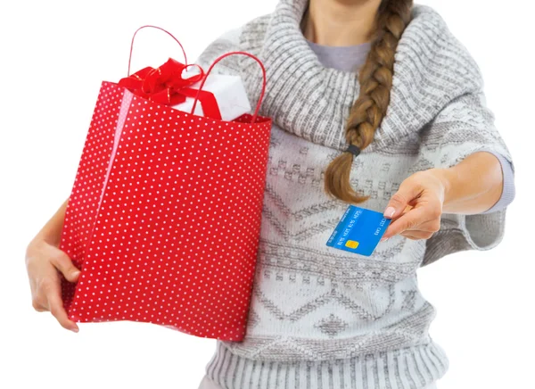 Mujer en suéter con bolsa de compras — Foto de Stock