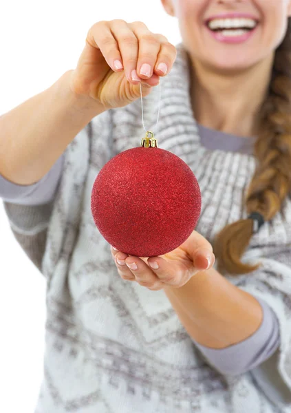 Close-up op Kerstmis bal in handen van jonge vrouw in trui — Stockfoto