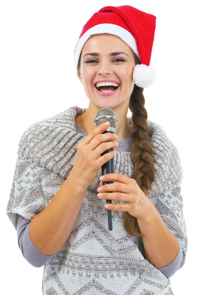 Jeune femme en pull et chapeau de Noël — Photo