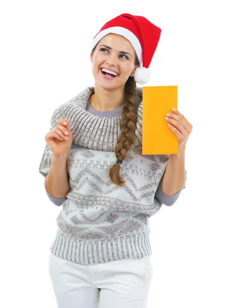 Jeune femme en pull et chapeau de Noël — Photo