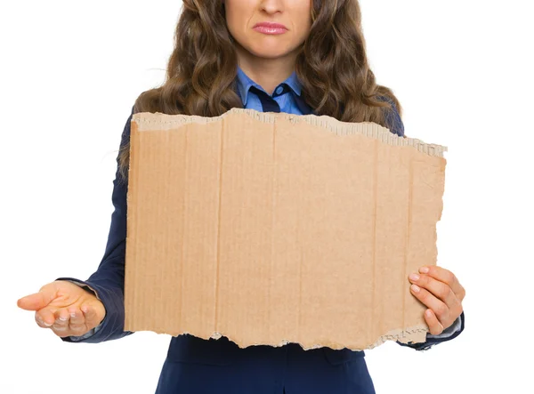 Biznes kobieta wyświetlone pusty karton — Zdjęcie stockowe