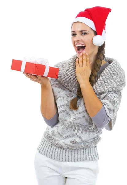 Vrouw in trui en kerst aanwezig vak — Stockfoto