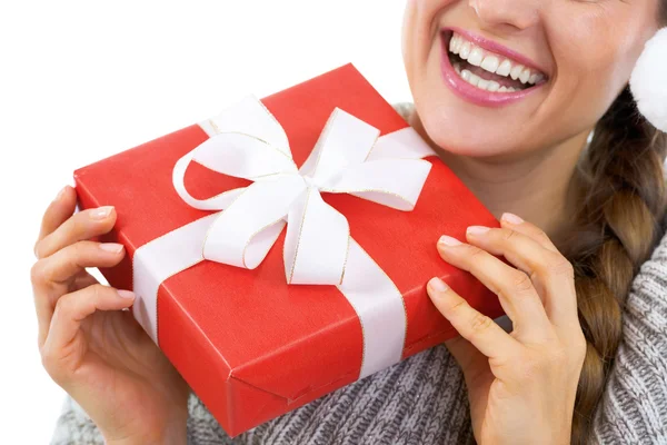 Mujer en suéter y caja de regalo de Navidad — Foto de Stock