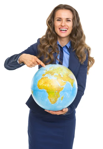 Smiling business woman pointing on globe — Stock Photo, Image