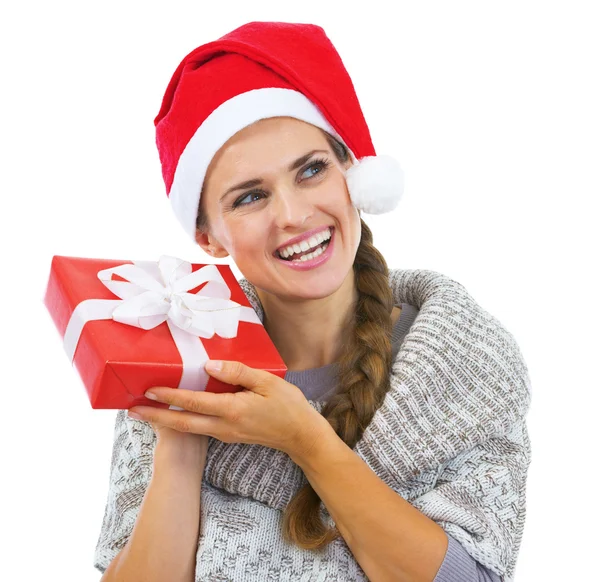 Femme en pull et boîte cadeau de Noël — Photo