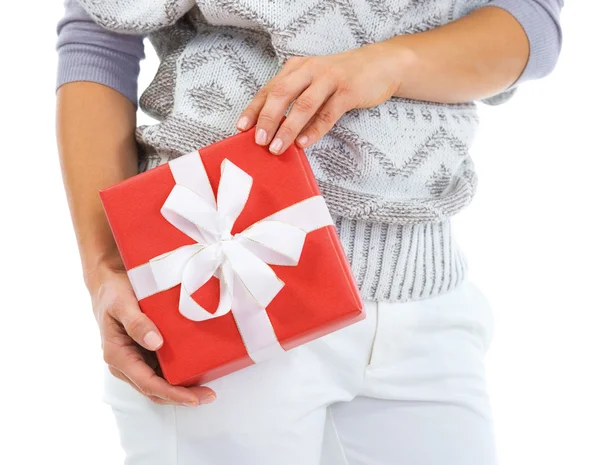 Mujer en suéter y caja de regalo de Navidad — Foto de Stock