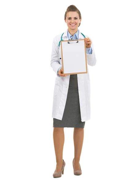 Retrato de comprimento total da mulher médica mostrando área de transferência em branco — Fotografia de Stock