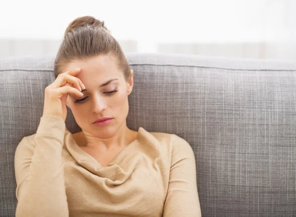 Vrouw zittend op de bank — Stockfoto