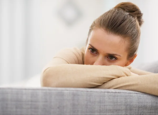 Frau sitzt auf Sofa — Stockfoto