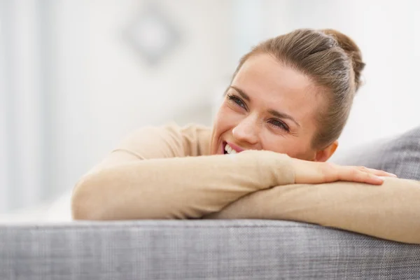 Kvinnan sitter på soffan — Stockfoto