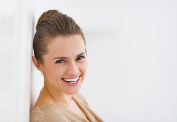 Portrait de jeune femme au foyer souriante — Photo