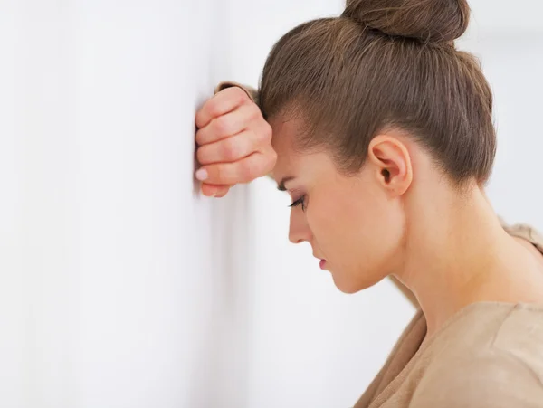 Portrait de la jeune femme au foyer stressée — Photo