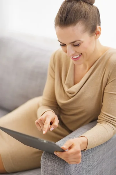 Donna con tablet pc — Foto Stock