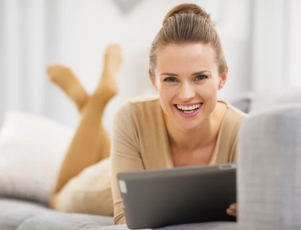 Vrouw met tabletpc — Stockfoto