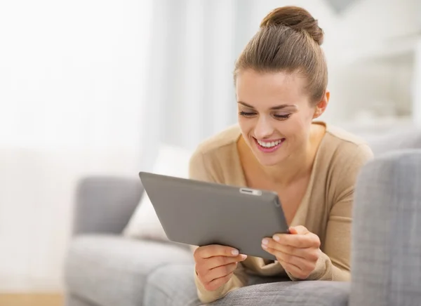 Mulher com tablet pc — Fotografia de Stock