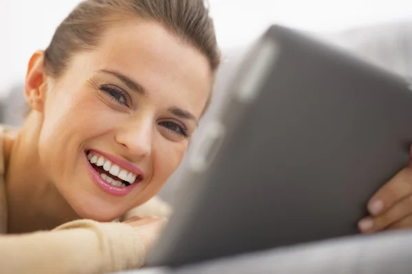 Vrouw met tabletpc — Stockfoto