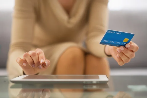 Woman with tablet pc — Stock Photo, Image