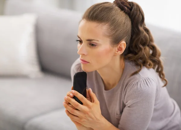 Mulher com telefone celular — Fotografia de Stock